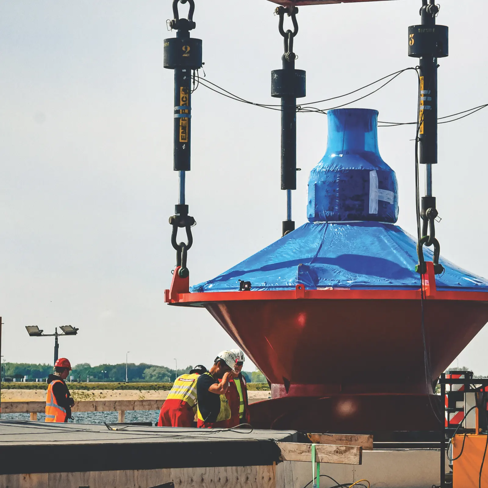 Blue pump housing at Den Oever.